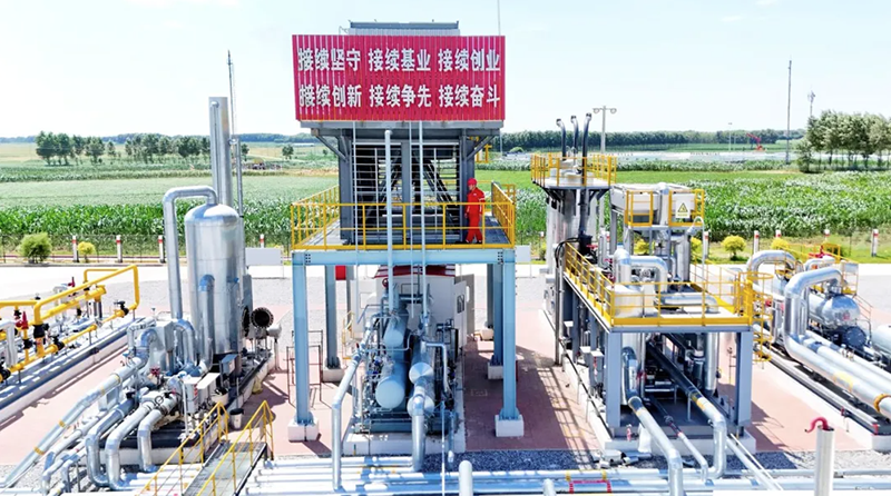 The Daqing Gulong Continental Shale Oil National Demonstration Zone is situated in the northern Songliao Basin, within Dorbod Mongolian Autonomous County, Daqing City, Heilongjiang Province. It spans a total area of 2,778 square kilometers. The project has achieved a rapid leap from "proven reserves" to "effective development," with a daily output now exceeding 3,500 tons.