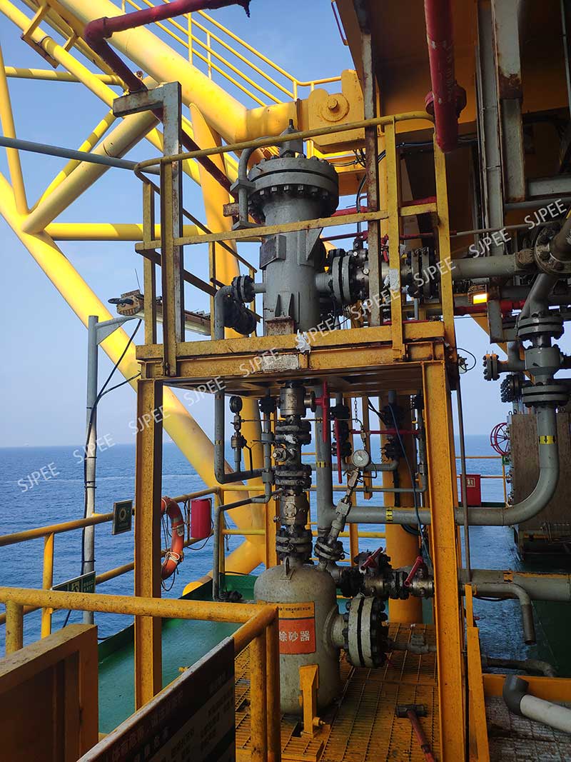 Cyclonic well stream crude desander with ceramic liners