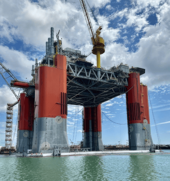 U.S. independent oil and gas producer Talos Energy has disclosed that the first development well at the Monument field, located in the deepwater U.S. Gulf of Mexico, has been drilled. The operator, Beacon Offshore Energy, is preparing to spud the second development well, after which completion operations will be carried out on both wells. The project remains on track to achieve first oil by the end of 2026, with initial total production estimated at 20,000–30,000 barrels of oil equivalent per day.